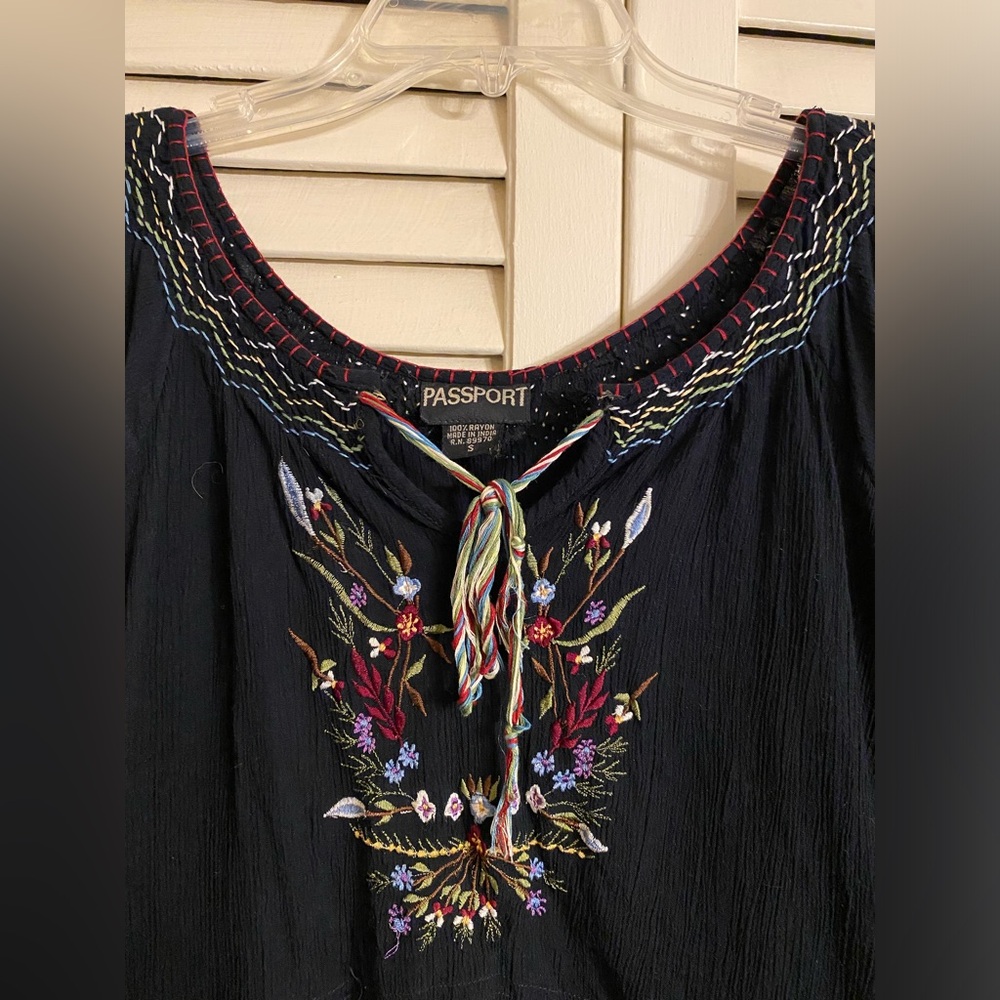 Gorgeous Black Cropped Top w Amazing Embroidery - Picture 2 of 8